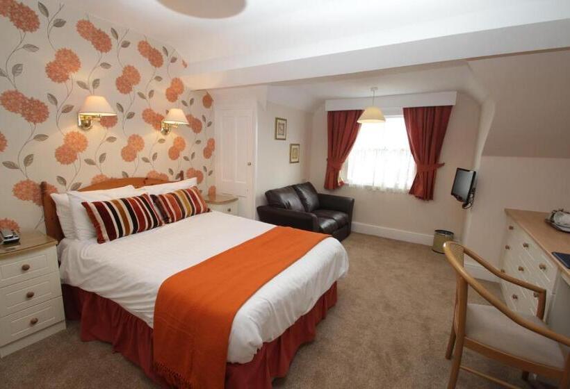 Lion Hotel & Studio Apartments