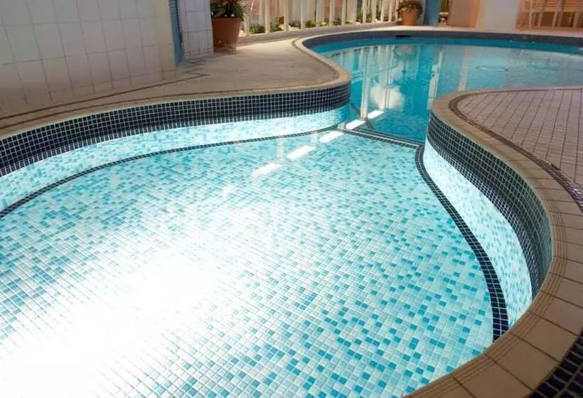 هتل Red Lea Apartments