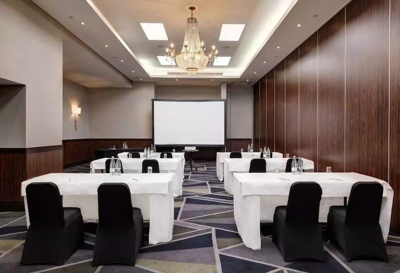 호텔 Royal National