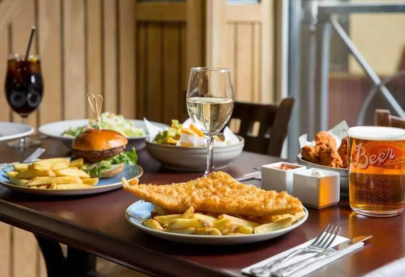 호텔 Royal National