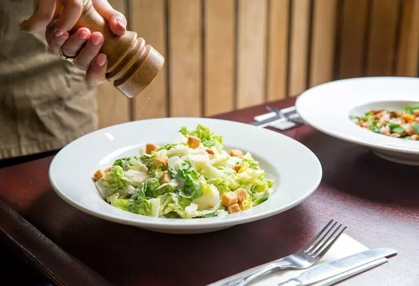 호텔 Royal National