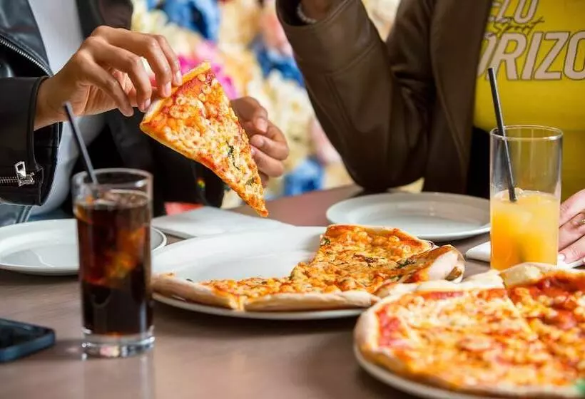 호텔 Royal National