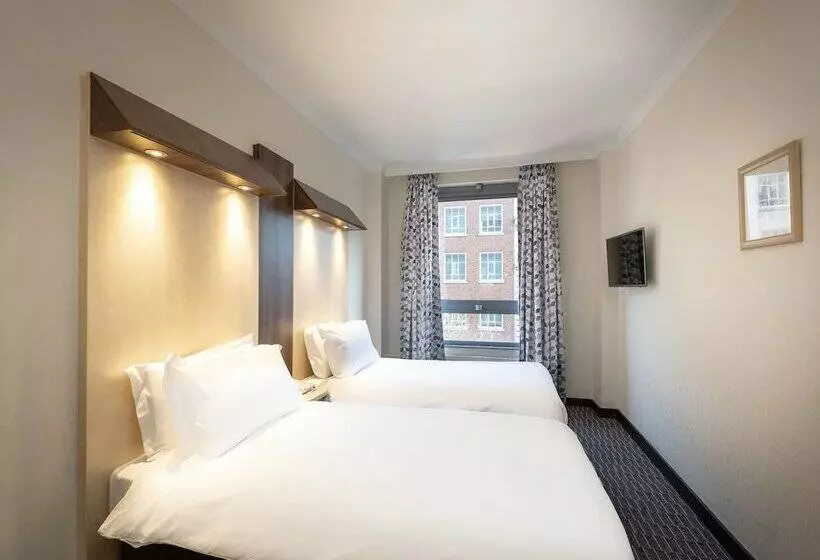 호텔 Royal National