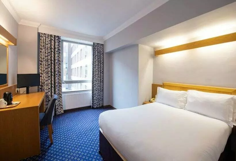 호텔 Royal National