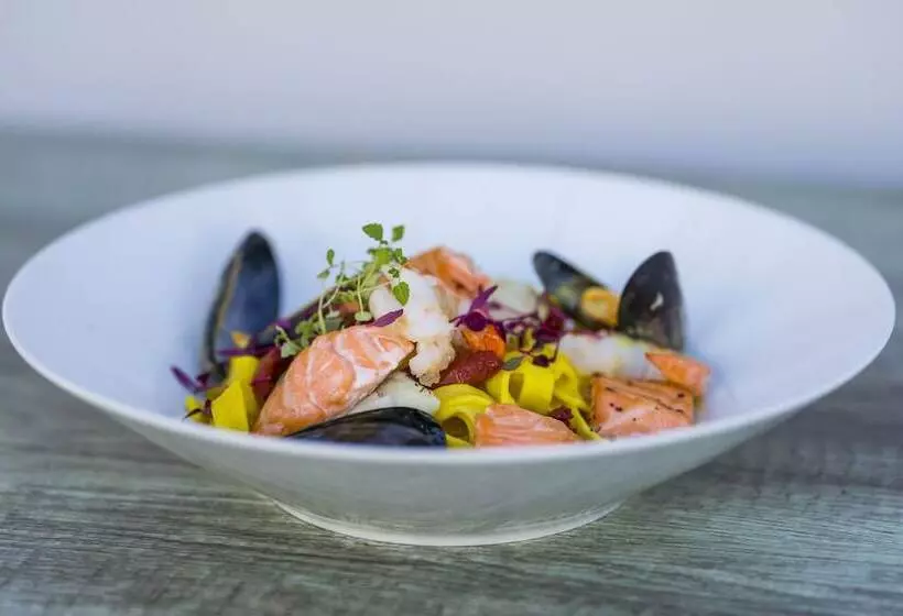 هتل Sherbrooke Castle