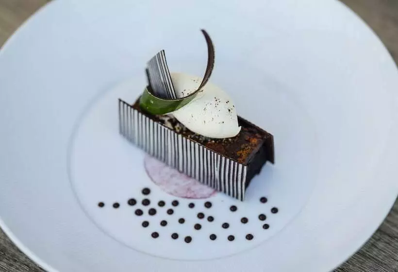 هتل Sherbrooke Castle