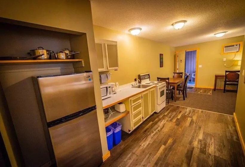 فندق على الطريق Alpine Inn & Suites