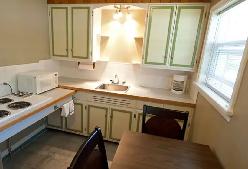 فندق على الطريق Alpine Inn & Suites