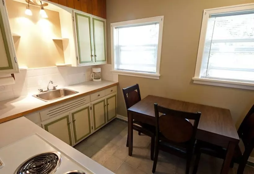 فندق على الطريق Alpine Inn & Suites