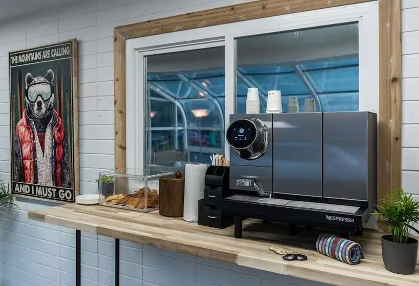 בית מלון כפרי August Jack Motor Inn