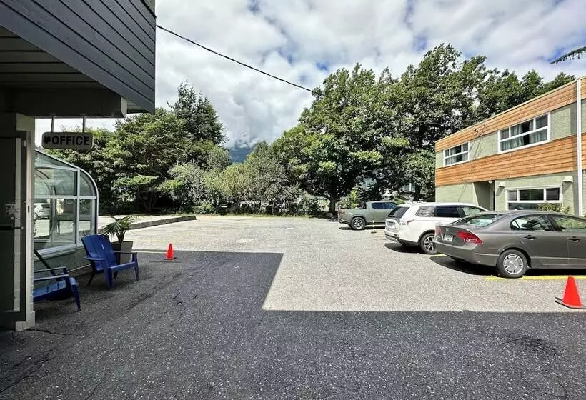 בית מלון כפרי August Jack Motor Inn