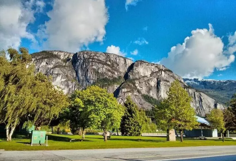 בית מלון כפרי August Jack Motor Inn