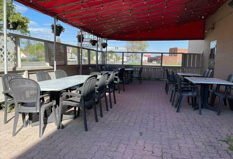 בית מלון כפרי Travelodge By Wyndham Winnipeg Airport