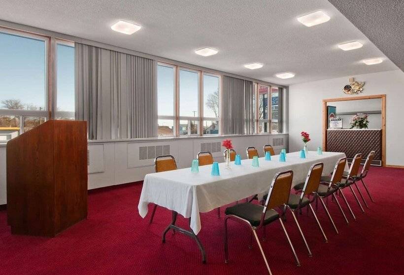 בית מלון כפרי Travelodge By Wyndham Winnipeg Airport