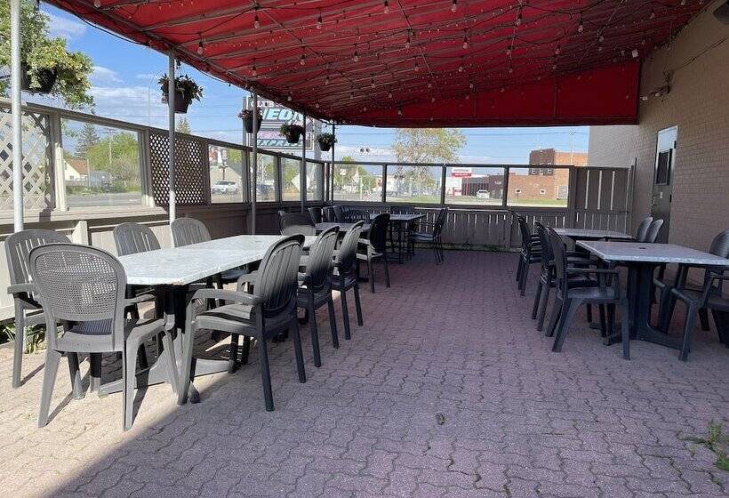 בית מלון כפרי Travelodge By Wyndham Winnipeg Airport