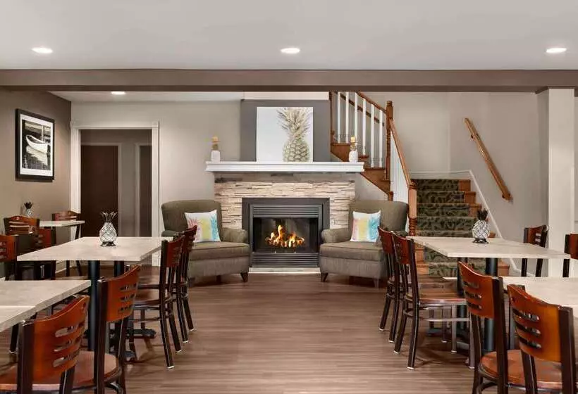 Отель Travelodge Suites By Wyndham Moncton