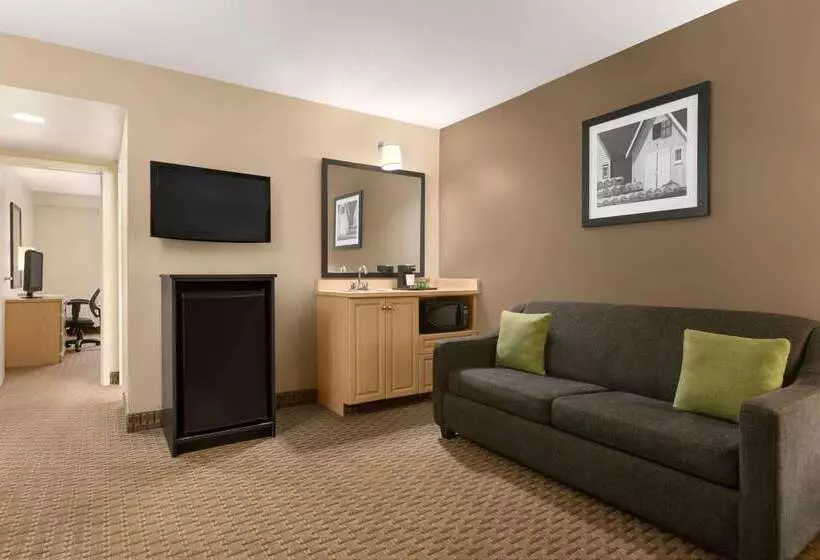 Отель Travelodge Suites By Wyndham Moncton