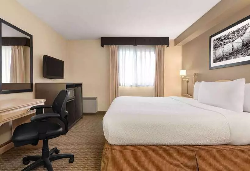 Отель Travelodge Suites By Wyndham Moncton