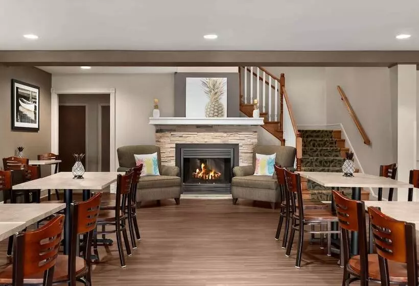 Отель Travelodge Suites By Wyndham Moncton