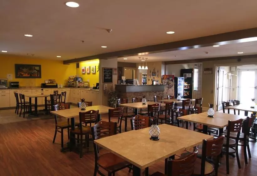 Отель Travelodge Suites By Wyndham Moncton