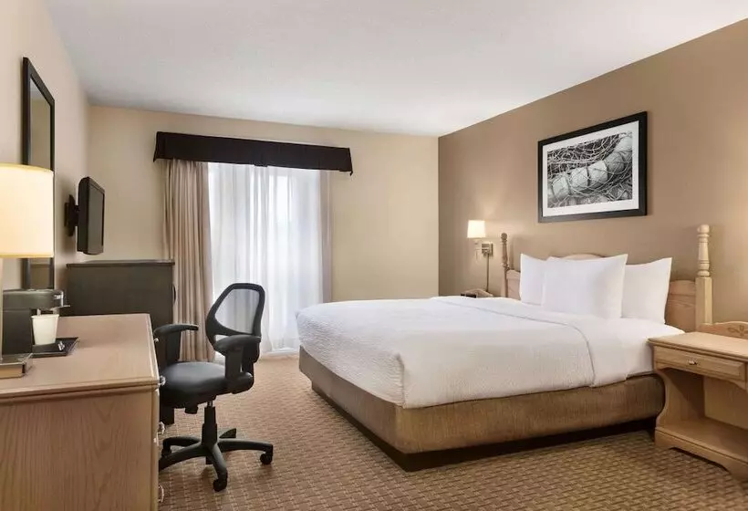 Отель Travelodge Suites By Wyndham Moncton