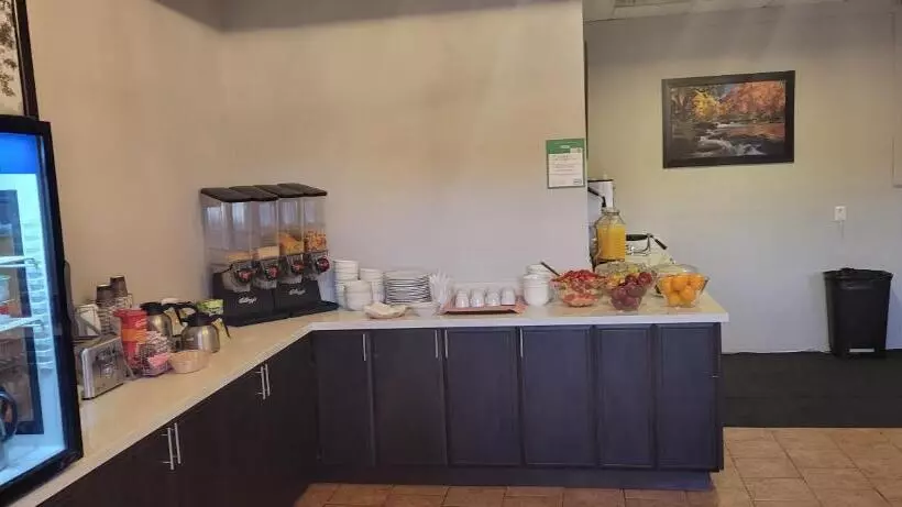 酒店 Jolly Roger Inn & Resort