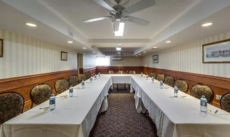 Отель Monte Carlo Inn Oakville Suites