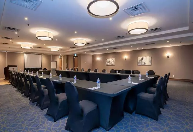 Отель Sandman Signature Mississauga