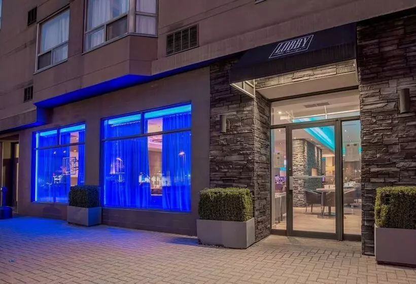 Отель Sandman Signature Mississauga