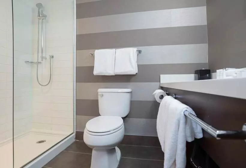 Отель Sandman Signature Mississauga