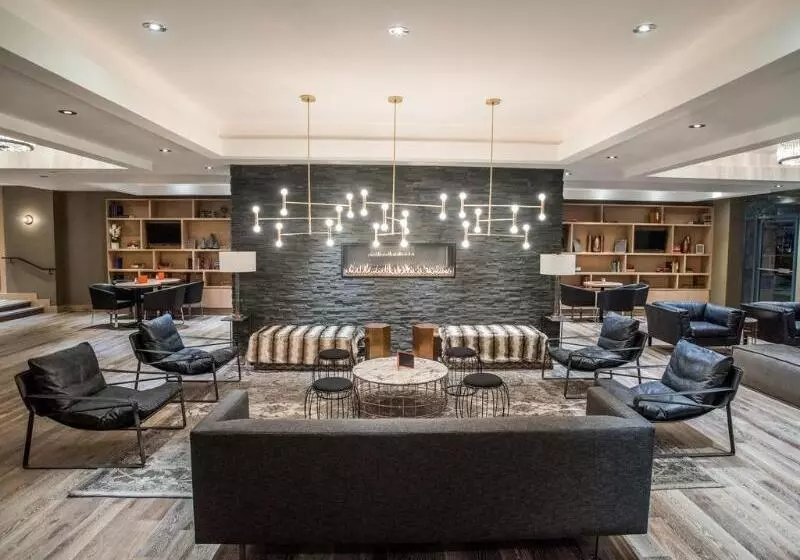 Отель Sandman Signature Mississauga