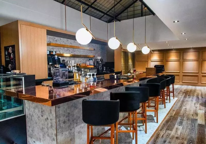 Отель Sandman Signature Mississauga