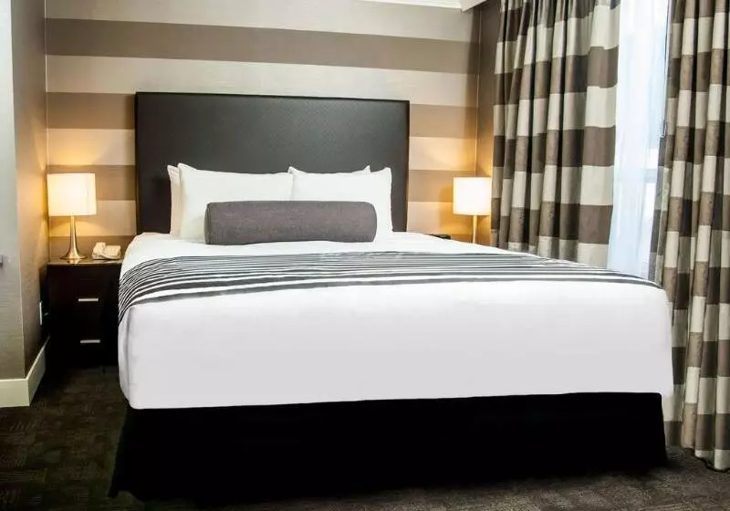 Отель Sandman Signature Mississauga