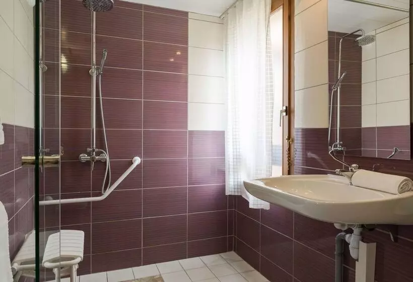 Отель The Originals Romans Sur Isère Le Clos Des Tanneurs