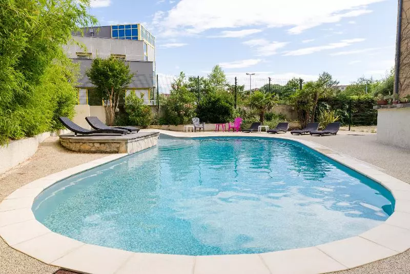 Отель The Originals Romans Sur Isère Le Clos Des Tanneurs