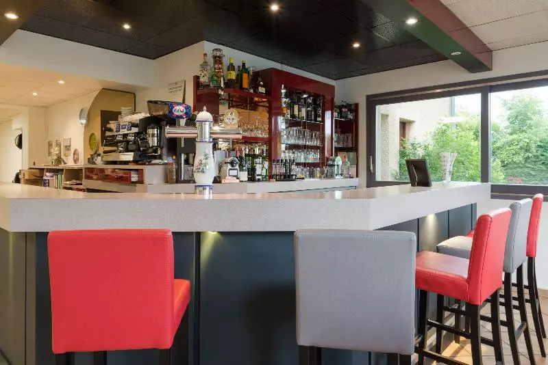 Отель The Originals Romans Sur Isère Le Clos Des Tanneurs