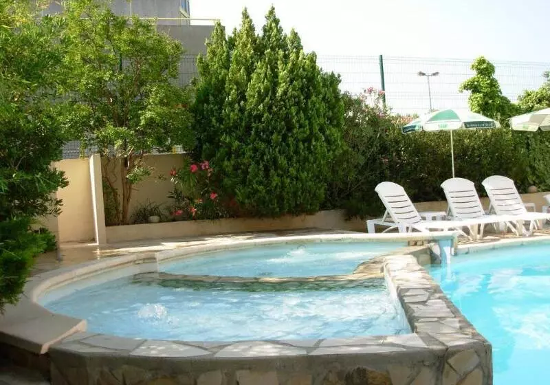 Отель The Originals Romans Sur Isère Le Clos Des Tanneurs