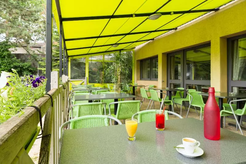 Отель The Originals Romans Sur Isère Le Clos Des Tanneurs