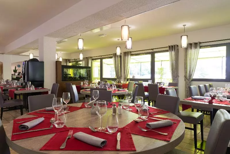 Отель The Originals Romans Sur Isère Le Clos Des Tanneurs