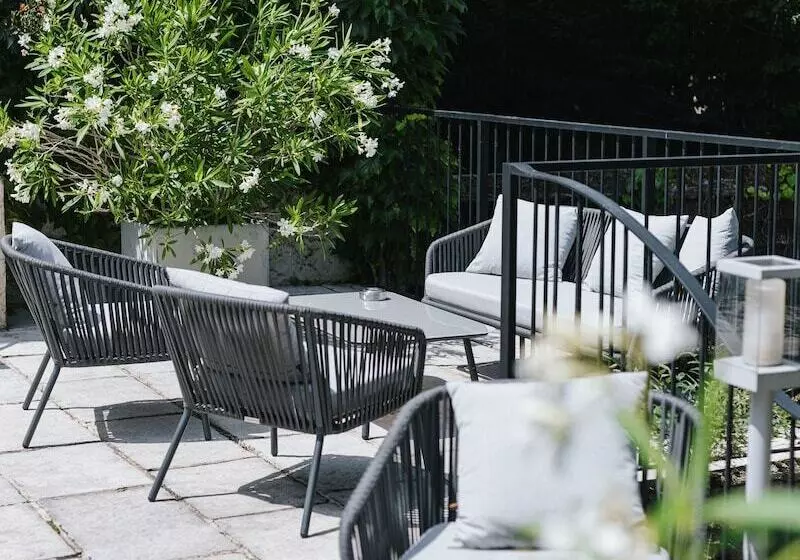 هتل Ermitage De Corton Teritoria