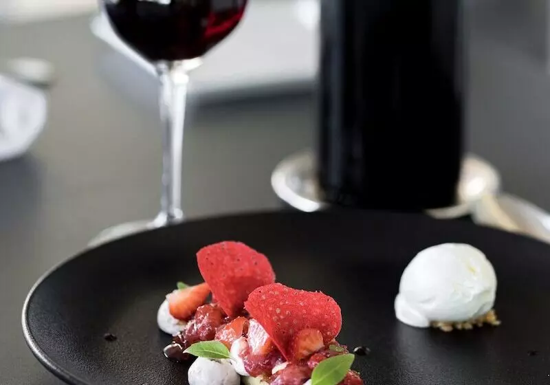 هتل Ermitage De Corton Teritoria