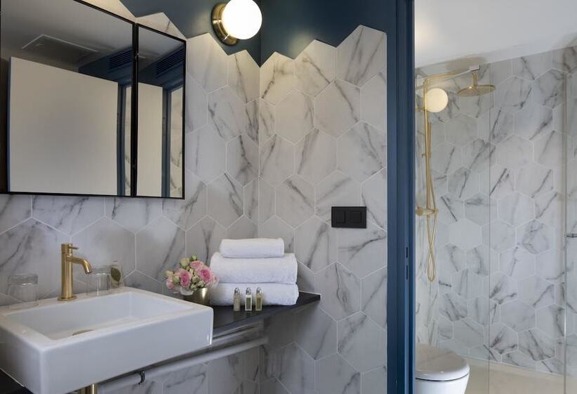 Отель Maxim Folies