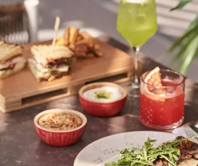 Kouros Hotel & Suites