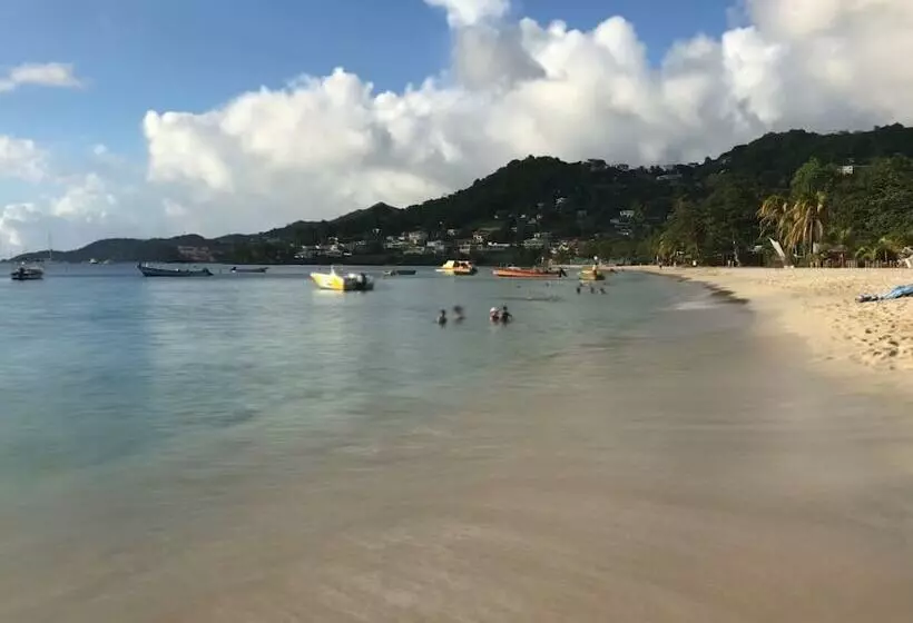 استراحتگاه Allamanda Beach