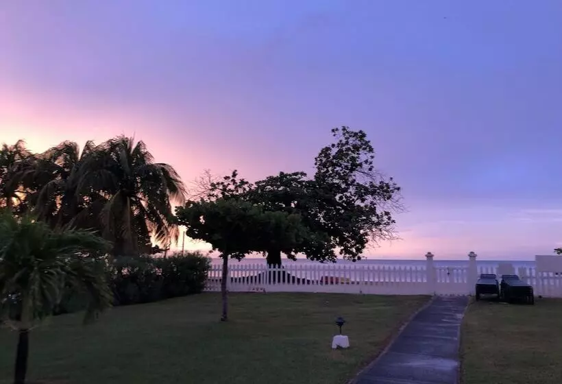 استراحتگاه Allamanda Beach