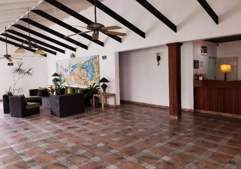 استراحتگاه Allamanda Beach