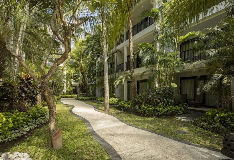 Hotel Away Bali Legian Camakila Resort