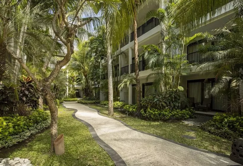 בית מלון כפרי Away Bali Legian Camakila Resort