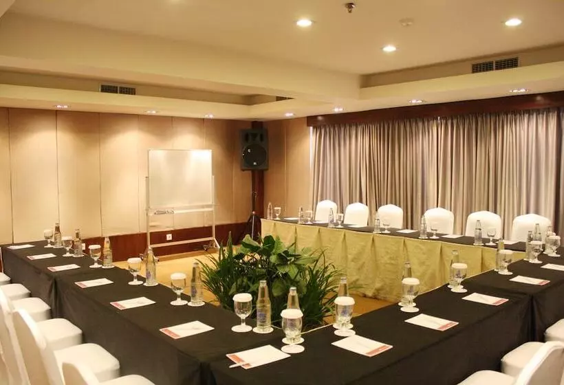 בית מלון כפרי Away Bali Legian Camakila Resort