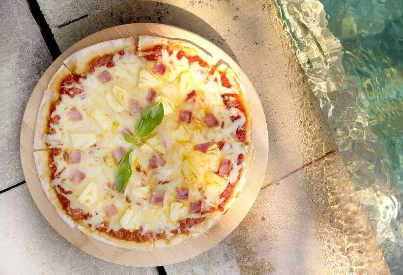 בית מלון כפרי Away Bali Legian Camakila Resort